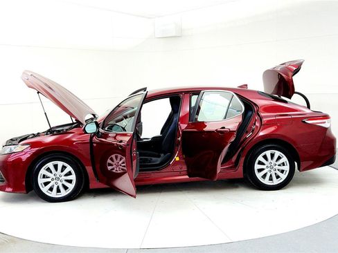 Used 2019 Toyota Camry LE w/ Carpet Mat Package image 10