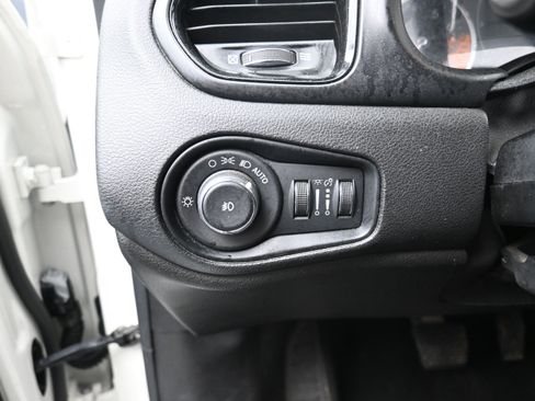 Used 2017 Jeep Renegade Altitude FWD image 17
