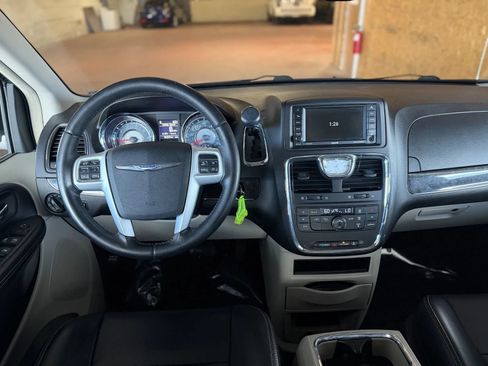 Used 2015 Chrysler Town & Country Touring FWD image 21