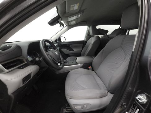 Used 2021 Toyota Highlander LE image 4