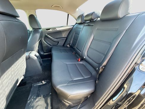 Used 2017 Volkswagen Jetta SE image 18