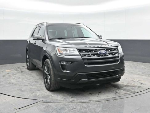 Used 2019 Ford Explorer XLT w/ Equipment Group 202A AWD/4WD image 6