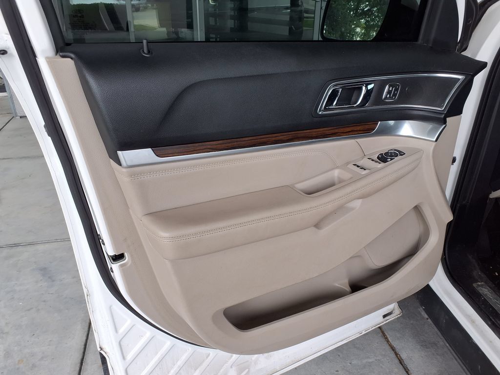 Used 2018 Ford Explorer Limited w/ Ford Safe & Smart Package FWD image 17