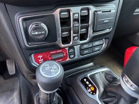 Used 2024 Jeep Wrangler Unlimited Rubicon AWD/4WD image 22