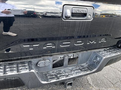 Used 2022 Toyota Tacoma TRD Sport AWD/4WD image 31