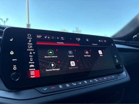 Used 2025 Dodge Charger R/T w/ Sun & Sound Package image 10