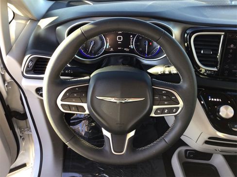 Used 2024 Chrysler Pacifica Touring-L image 17