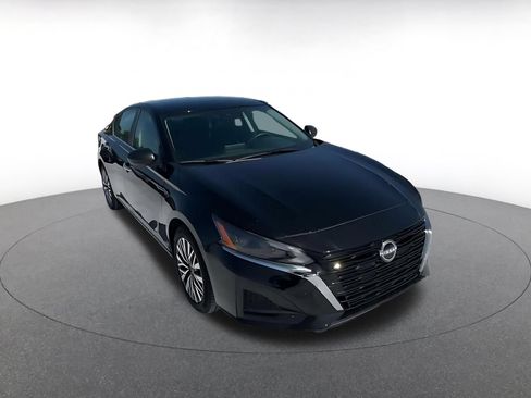 Used 2025 Nissan Altima 2.5 SV FWD image 3