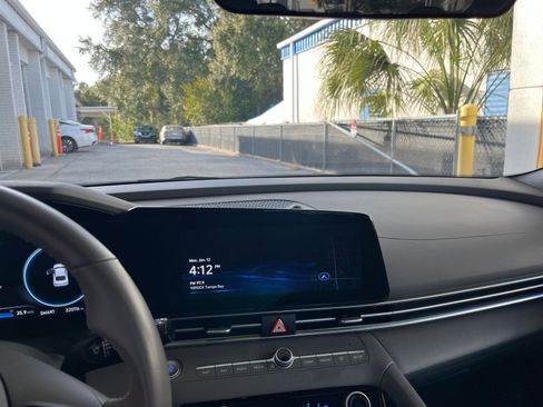 Used 2025 Hyundai Elantra SEL image 18