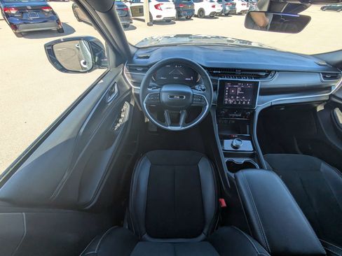 Used 2025 Jeep Grand Cherokee Altitude AWD/4WD image 18