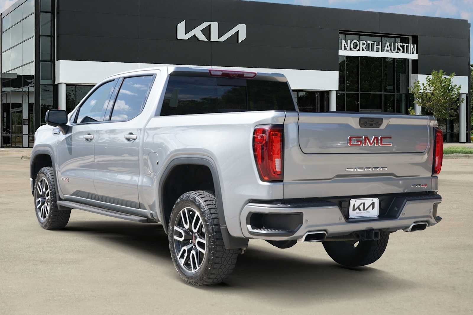 Used 2024 GMC Sierra 1500 AT4 w/ Technology Package AWD/4WD image 4