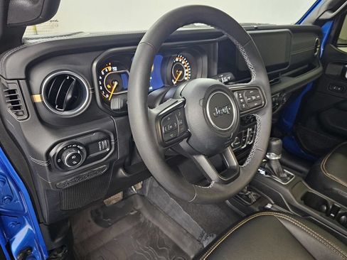 Used 2025 Jeep Gladiator Sport AWD/4WD image 14