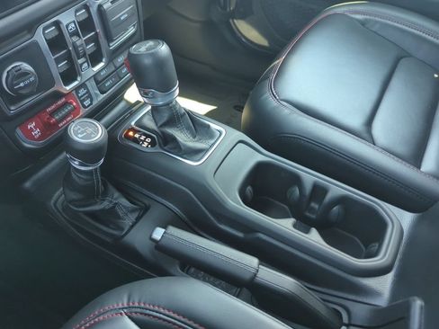 Used 2025 Jeep Wrangler Unlimited Rubicon w/ Convenience Group AWD/4WD image 27