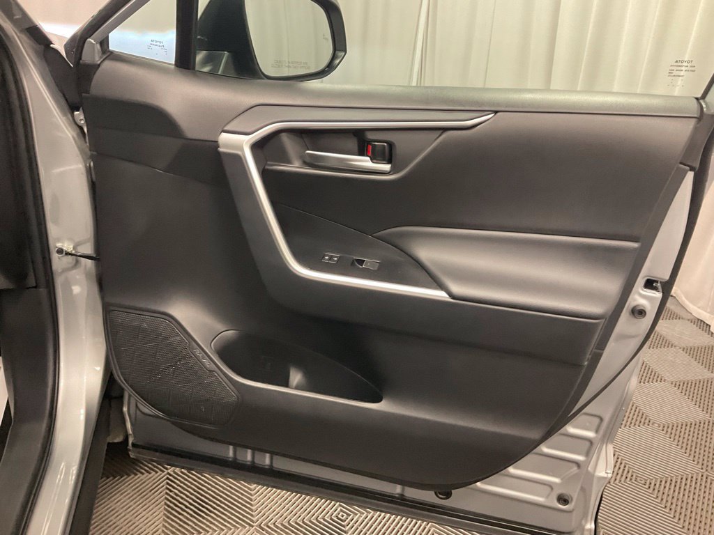Used 2025 Toyota RAV4 XLE AWD/4WD image 30