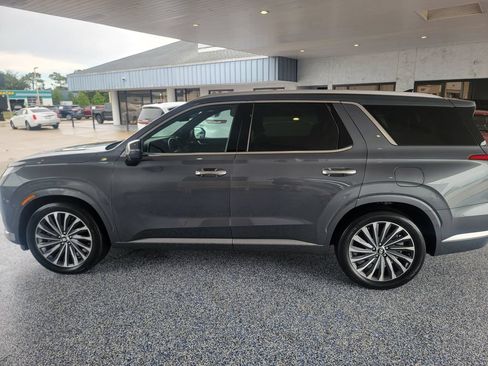 Used 2024 Hyundai Palisade Calligraphy FWD image 2