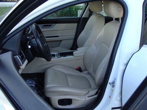 Used 2017 Jaguar XF Prestige image 7