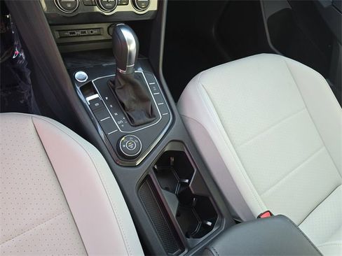 Used 2019 Volkswagen Tiguan SE w/ Panoramic Sunroof Package image 28