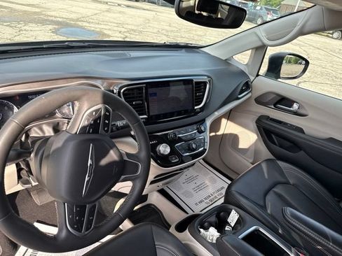 Used 2023 Chrysler Pacifica Touring-L FWD image 28