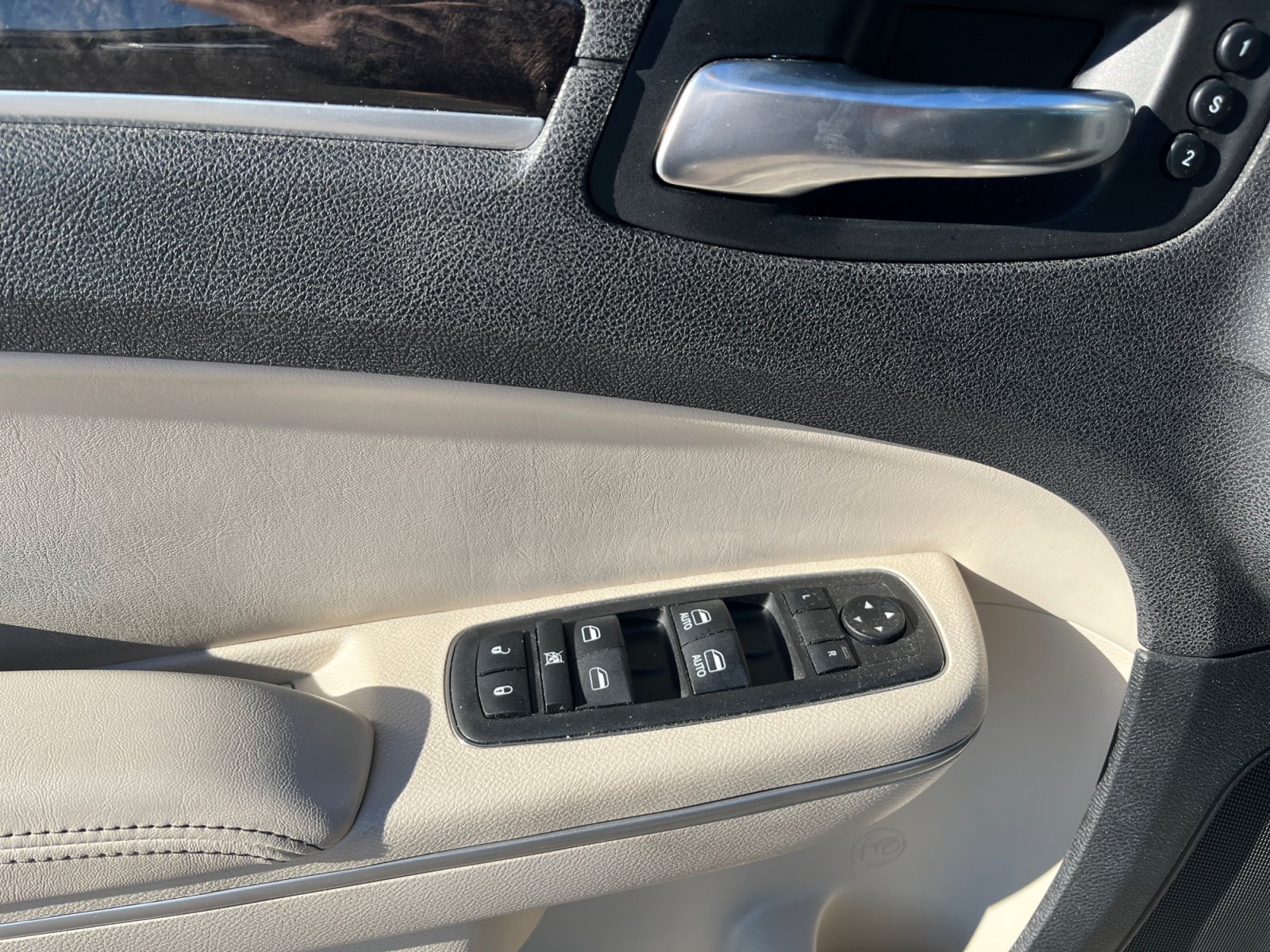 Used 2019 Chrysler 300 Limited w/ Safetytec Plus Group RWD image 17