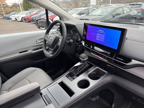 New 2026 Toyota Sienna XLE image 6