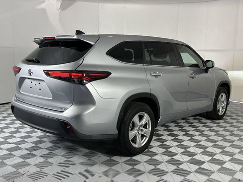 Used 2025 Toyota Highlander LE FWD image 8