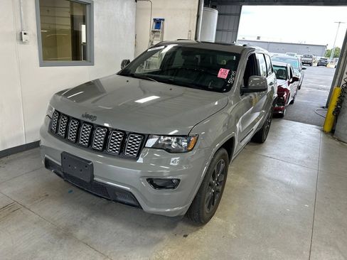 Used 2021 Jeep Grand Cherokee Laredo X AWD/4WD image 2