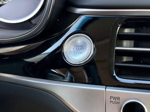 Used 2025 Genesis G70 2.5T image 28