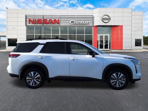 New 2026 Nissan Pathfinder SL FWD image 2