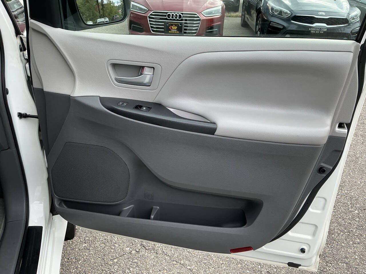 Used 2017 Toyota Sienna LE FWD image 31