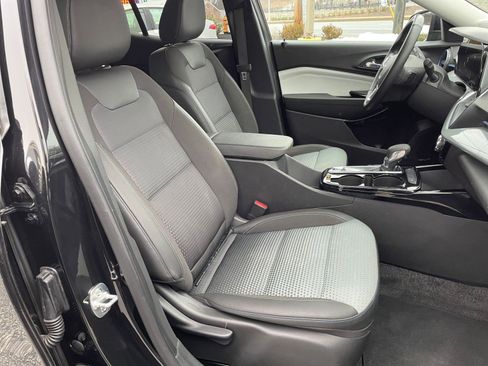 Used 2025 Chevrolet Trax LT w/ LT Convenience Package image 35