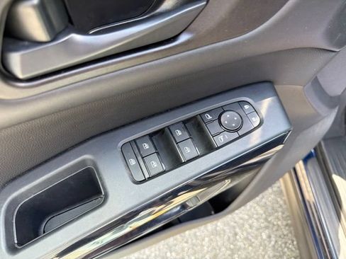 Used 2025 Nissan Pathfinder SV AWD/4WD image 12