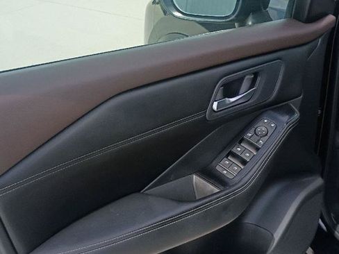 Used 2023 Nissan Rogue SV w/ SV Premium B Package FWD image 9