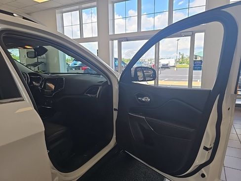 Used 2019 Jeep Cherokee Limited AWD/4WD image 36