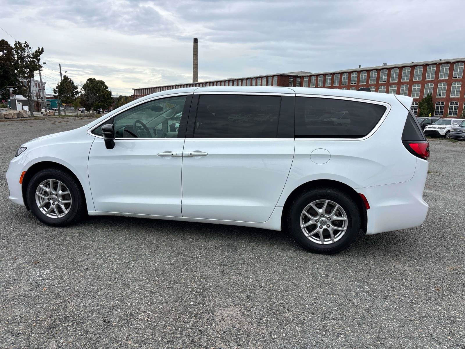 Used 2024 Chrysler Pacifica Touring-L FWD image 8