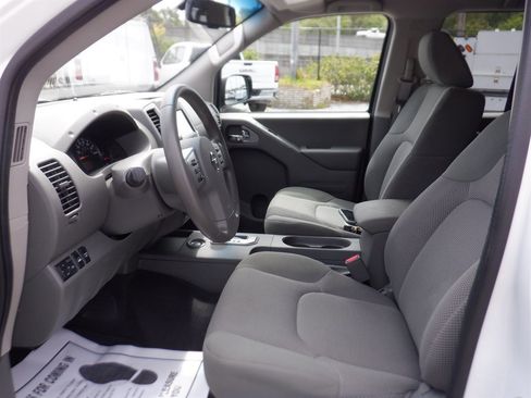 Used 2021 Nissan Frontier SV w/ Midnight Edition Floor Mats image 12