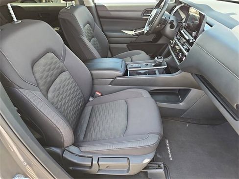 Used 2025 Nissan Pathfinder SV image 15