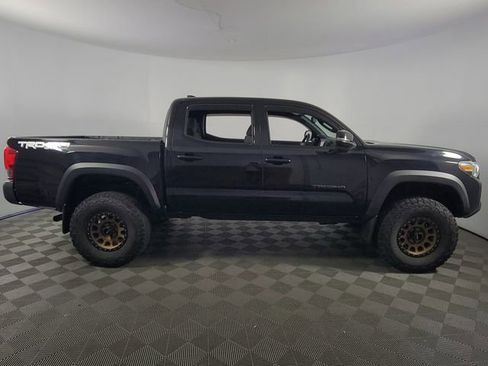 Used 2017 Toyota Tacoma TRD Off-Road AWD/4WD image 11
