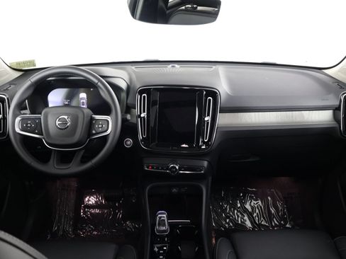 Certified 2025 Volvo XC40 B5 Plus AWD/4WD image 7