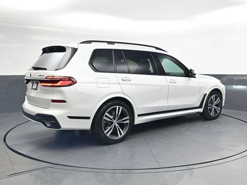 Used 2025 BMW X7 xDrive40i w/ M Sport Package AWD/4WD image 4