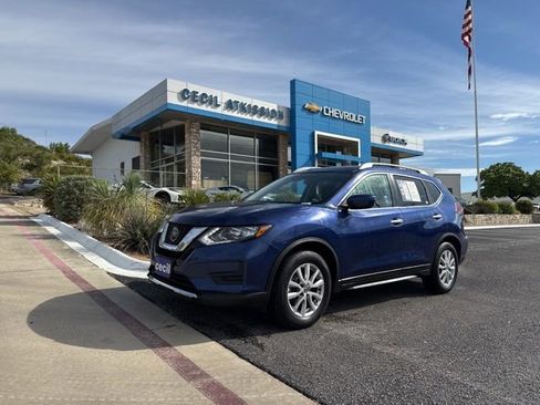 Used 2020 Nissan Rogue SV image 1