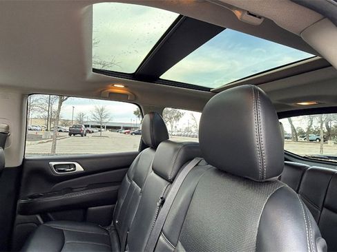 Used 2017 Nissan Pathfinder Platinum image 27