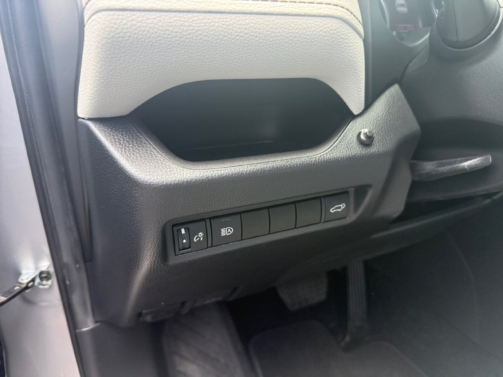 Used 2022 Toyota RAV4 XLE Premium AWD/4WD image 18