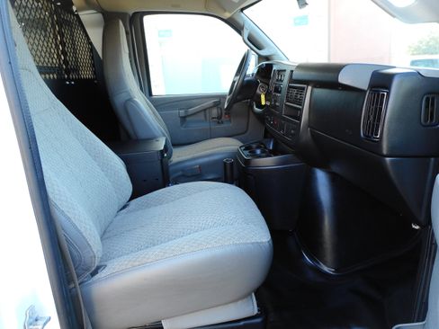 Used 2016 Chevrolet Express 2500 RWD image 21