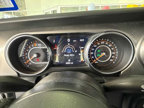 Used 2023 Jeep Gladiator Sport AWD/4WD image 4