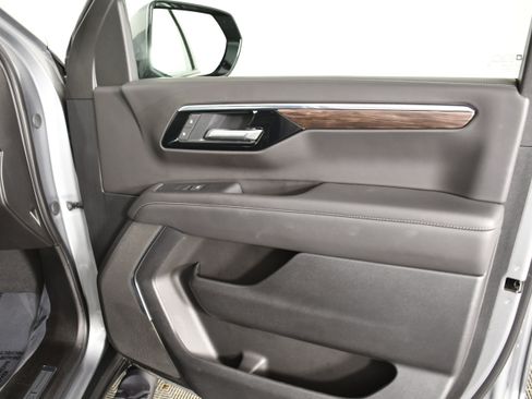 Used 2025 Chevrolet Suburban Z71 image 43