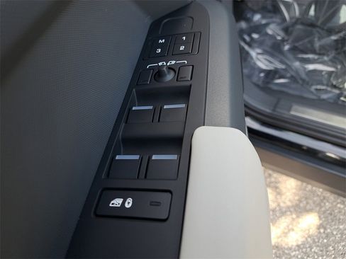 Used 2024 Land Rover Defender 110 X-Dynamic SE image 19