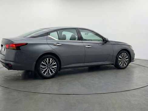 Used 2025 Nissan Altima 2.5 SV image 9