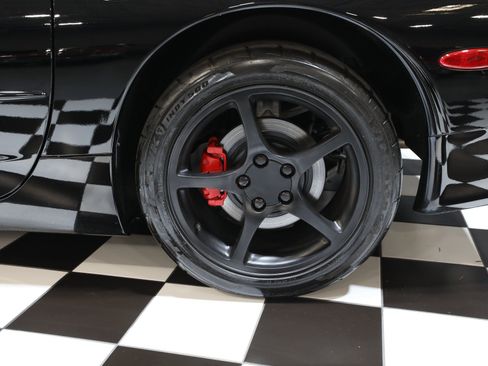 Used 2001 Chevrolet Corvette Convertible w/ Preferred Equipment Group2 RWD image 35
