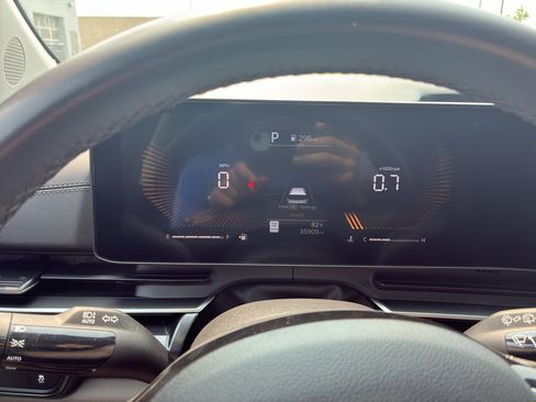 Used 2025 Kia Carnival FWD image 22
