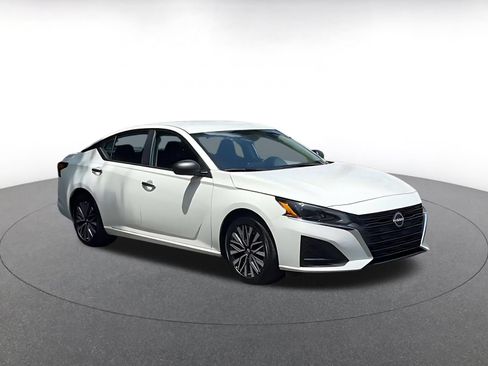 Used 2025 Nissan Altima 2.5 SV FWD image 2